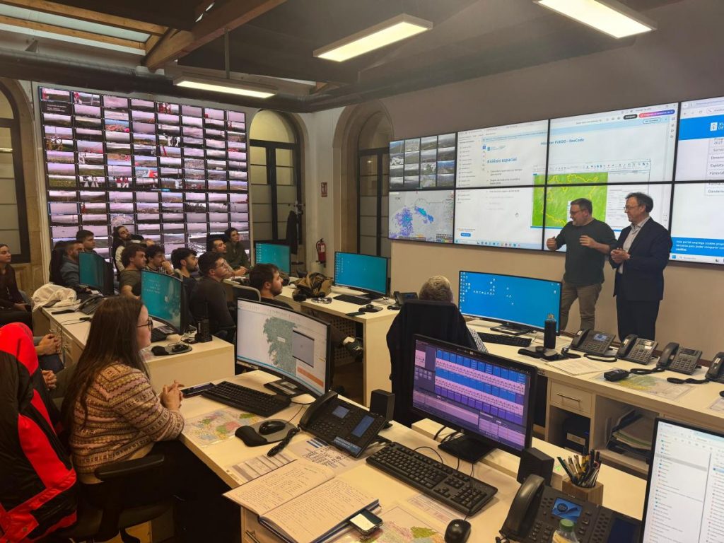 Alumnado del máster interuniversitario en incendios forestales conoce el dispositivo gallego de lucha contra el fuego